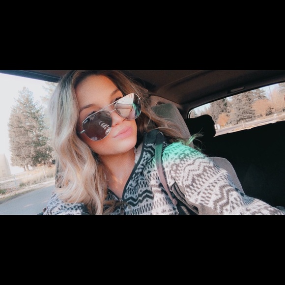 Meet your Posher, Cassie! - Picture 3 of 4